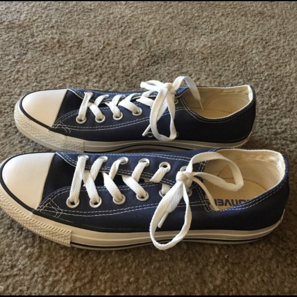 navy blue low top converse